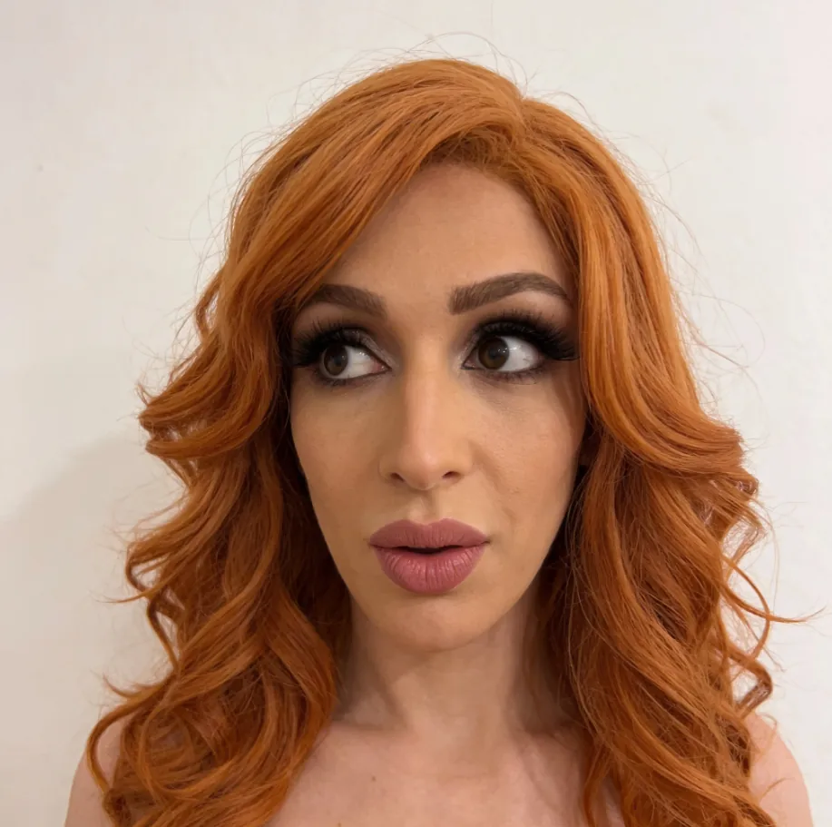 Rothaarige trans Frau beim privaten Sex-Chat auf XtremeChat